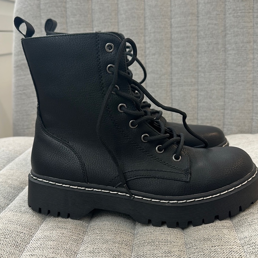 LEATHER BOOTS
